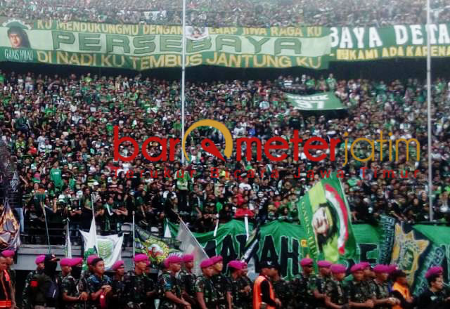 Bonek habis-habisan mendukung perjuangan di setiap laga Persebaya. | Foto: Barometerjatim.com/dani iqbaal