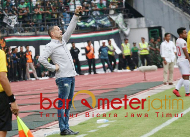 Dejan Antonic, tak lelah memotivasi pemainnya saat lawan Persebaya di GBT. | Foto: Barometerjatim.com/dani iqbaal