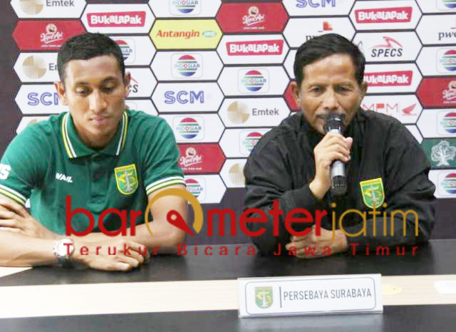 Djajang Nurdjaman (kanan) dan bek Syaifuddin jelang jamu Madura United. | Foto: Barometerjatim.com/dani iqbaal