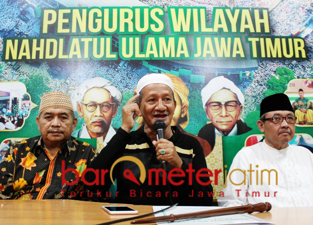 Gus Ali (tengah), PWNU Jatim instruksikan Nahdliyin ke TPS berbaju putih. | Foto: Barometerjatim.com/roy hs