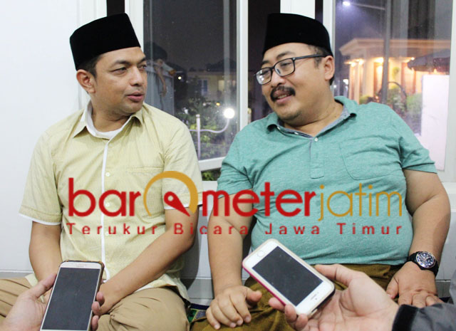 Gus Hans (kiri) dan Gus Fahrur, dulu berbeda kini di perahu yang sama. | Foto: Barometerjatim.com/roy hs