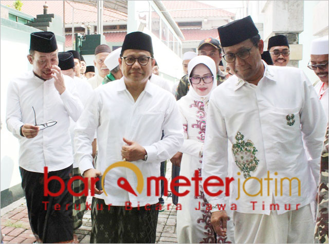 Halim Iskandar (kanan), Cak Imin dan Hanif Dhakiri (kiri) usai ziarah Makam Sunan Ampel. | Foto: Barometerjatim.com/roy hs