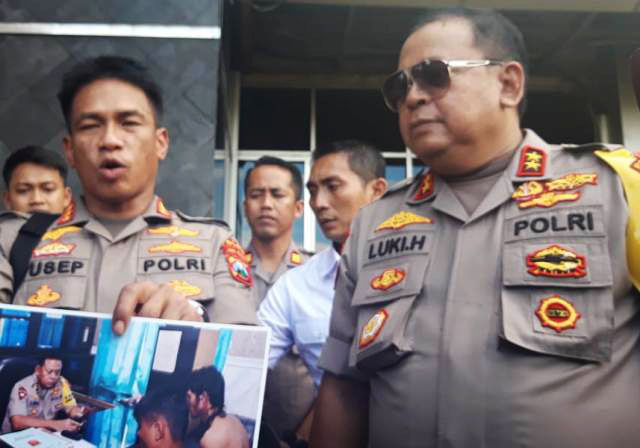 Irjen Pol Luki Hermawan (kanan), amankan pemuda pembawa kabur kota suara di Sampang. | Foto: Ist