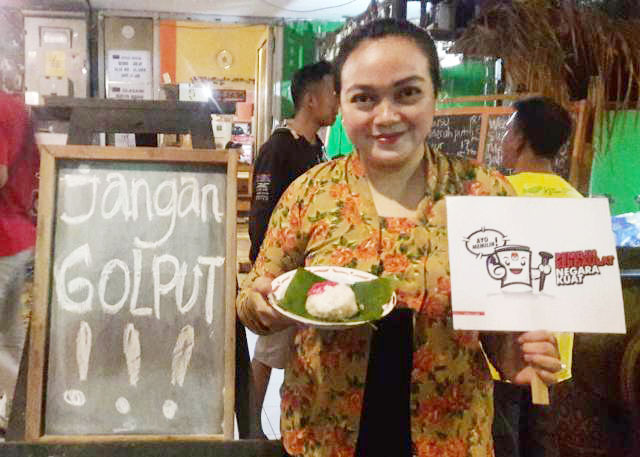 Kedai Ketan Punel Surabaya, sukseskan Pemilu 2019 dengan memberi gratis ketan antigolput. | Foto: Ist