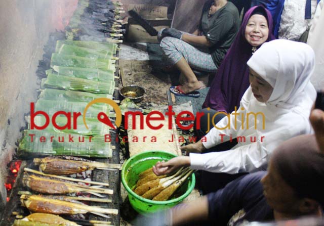 Khofifah dan sosok Kartini masa kini pembuat Otak-Otak Bandeng di Gresik. | Foto: Barometerjatim.com/roy hs