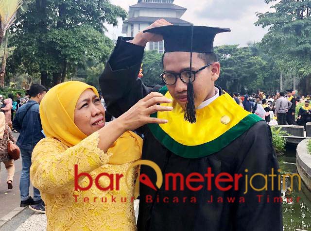 Khofifah dan anaknya, Yusuf Mannagalli usai wisuda di Universitas Brawijaya, Malang. | Foto: Barometerjatim.com/marjan