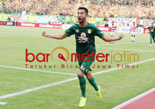 Selebrasi! Manuchehr Jalilov usai cetak gol ke gawang Madura United. | Foto: Barometerjatim.com/dani iqbaal
