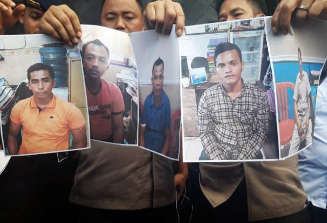 Polda Jatim tunjukkan lima pelaku kerusuhan saat coblosan di TPS Tapaan Tengah , Sampang. | Foto: Ist