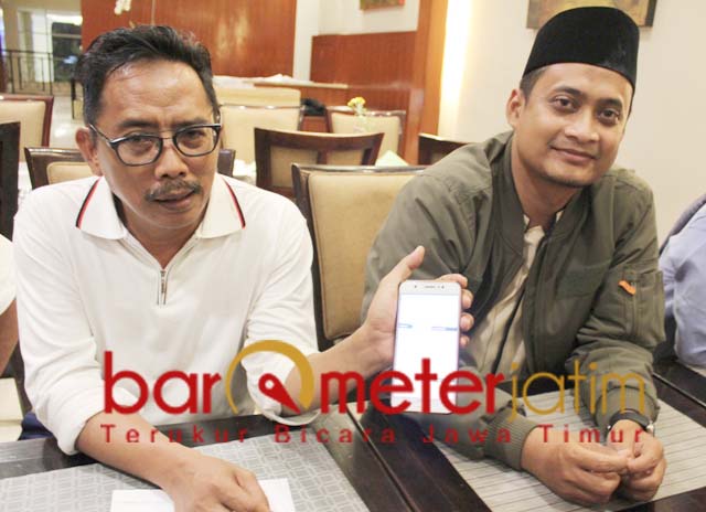 Musyafak Rouf (kiri) tunjukkan hasil penghitungan suara yang diduga digelembungkan. | Foto: Barometerjatim.com/roy hs