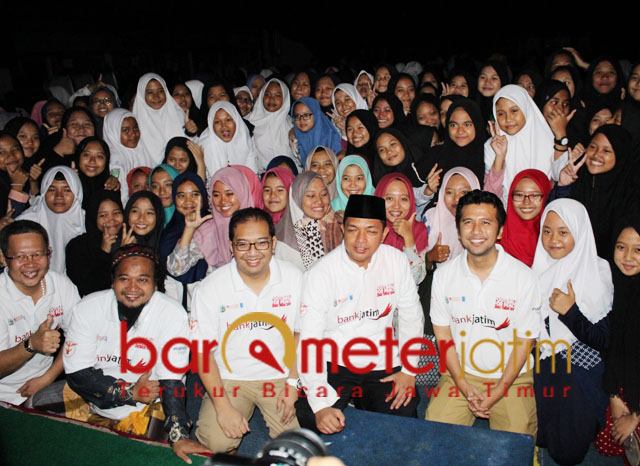 Wagub Emil, Gus Hans, foto bersama santri usai penutupan Football for Peace. | Foto: Barometerjatim.com/roy hasibuan