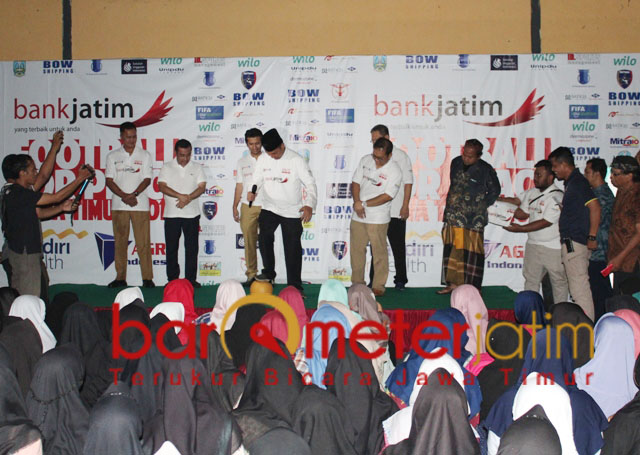 Gelap-gelapan penutupan Football for Peace akibat listrik padam. | Foto: Barometerjatim.com/roy hasibuan