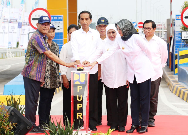 Jokowi meresmikan Tol Paspro Seksi I-III di Gerbang Tol Probolinggo Timur, Rabu (10/4/2019). | Foto: Ist