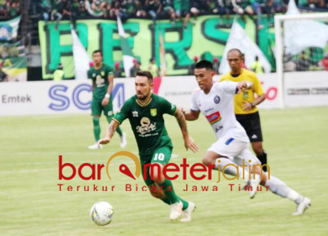 Laga lek pertama final Persebaya versus Arema berakhir 2-2. | Foto: Barometerjatim.com/dani iqbaal