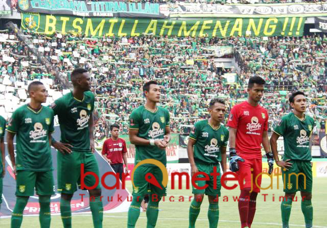 Pemain Persebaya kecewa dengan hasil 2-2 saat menjamu Arema. | Foto: Barometerjatim.com/dani iqbaal