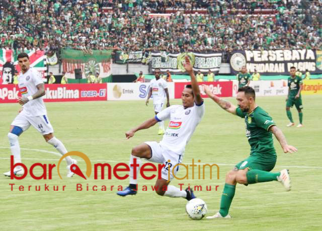 Damian Lizio berusaha lewati pemain Arema, Hendro Siswanto. | Foto: Barometerjatim.com/dani iqbaal