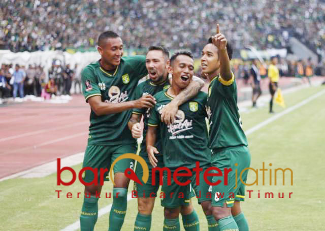 Selebrasi Irfan Jaya usai mencetak gol ke gawang Arema. | Foto: Barometerjatim.com/dani iqbaal