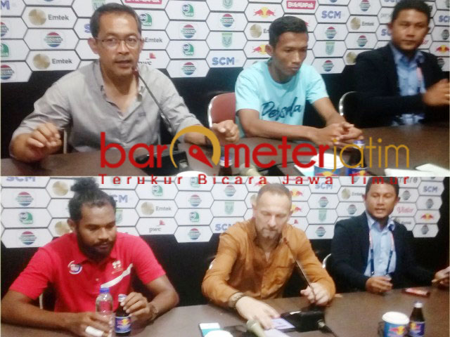 Aji Santoso (foto atas) Dejan Antonic, keterangan pers usai laga. | Foto: Barometerjatim.com/dani iqbaal