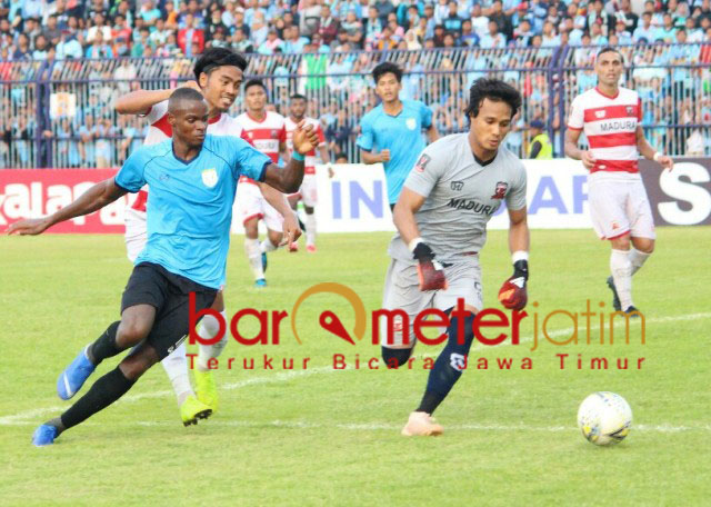 Washington Brandao (kiri) dikawal pemain Madura United. | Foto: Barometerjatim.com/dani iqbaal