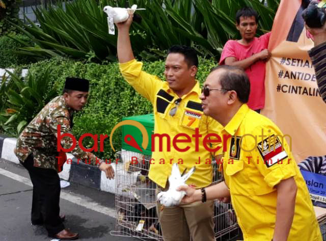 Priyo Budi Santoso (kanan) melepas Murung Merpati di Bundaran Waru. | Foto: Barometerjatim.com/abdillah hr