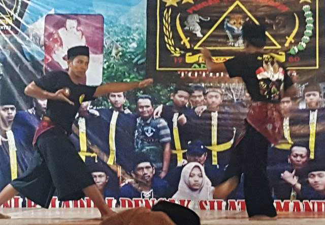 Dua pendekar pencak silat Tjimande adu jurus dalam silaturahim PPTI Jember. | Foto: Ist