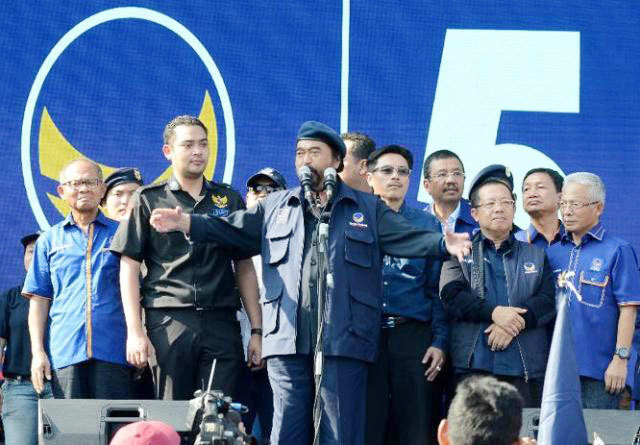 Surya Paloh didampingi Prananda (kiri), kampanye di Lapangan Gaja Mada Medan, Kamis (4/4/2019). | Foto: Ist