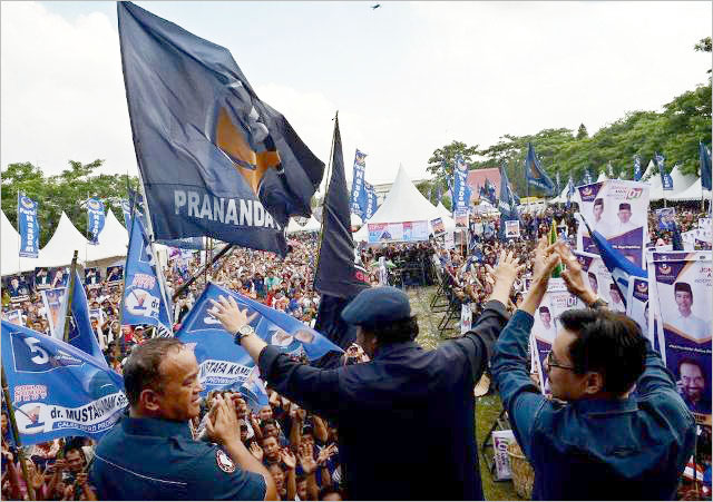Ribuan massa mengikuti kampanye akbar Partai Nasdem di Lapangan Gajah Mada, Medan. | Foto: Ist