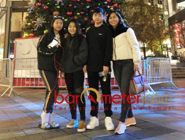 Chin Chin bersama ketiga anaknya, perseteruan dengan suami makin rumit. | Foto: Barometerjatim.com/Dok