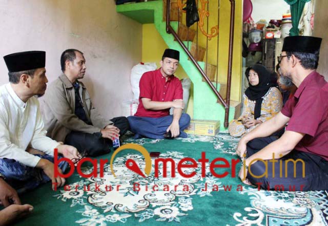 Gus Hans (tengah) takziah dan santuni keluarga almarhum Suryanto. | Foto: Barometerjatim.com/roy hs