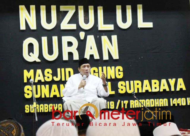 Gus Qoyyum memberi ceramah peringatan Nuzulul Qur'an di Masjid Ampel. | Foto: Barometerjatim.com/roy hs
