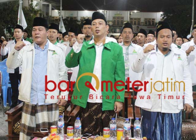 Gus Wahab (kanan), usulkan aklamasi untuk Gus Abid di Konfrewil Ansor Jatim. | Foto: Barometerjatim.com/roy hs
