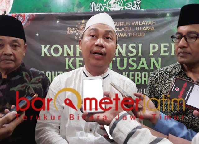 KH Syafrudin Syarif (tengah), aksi people power hukumnya haram. | Foto: Barometerjatim.com/abdillah