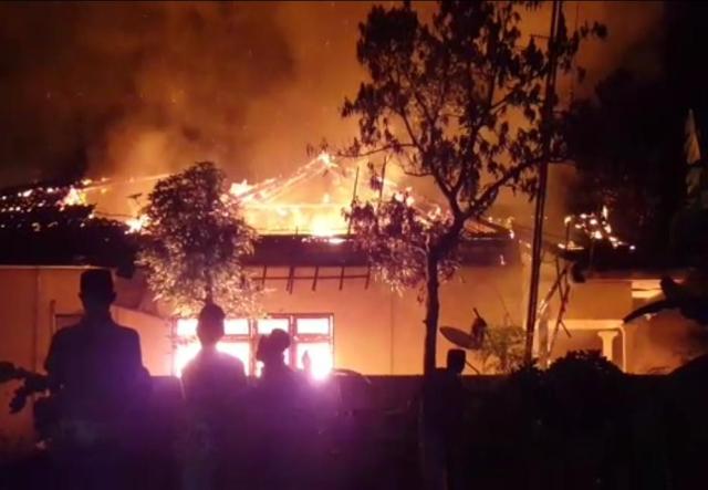 Kantor Polsek Tambelangan, Sampang, Madura dibakar massa, Rabu (22/5) malam. | Foto: Ist