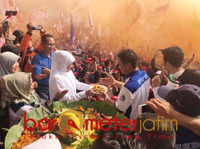 Khofifah membaur dengan para buruh pada peringatan May Day. | Foto: Barometerjatim.com/abdillah hr