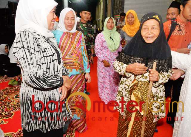 Khofifah, serahkan bantuan PKH Plus untuk lansia di Bojonegoro. | Foto: Barometerjatim.com/marjan ap