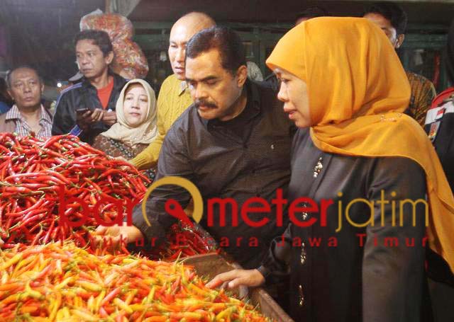 Khofifah ajak bupati dan wali kota borong cabai di pasar tradisional. | Foto: Barometerjatim.com/marjan ap