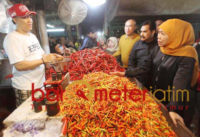 Khofifah di Pasar Keputran. Dicurhati harga cabai rawit yang anjlok. | Foto: Barometerjatim.com/marjan ap