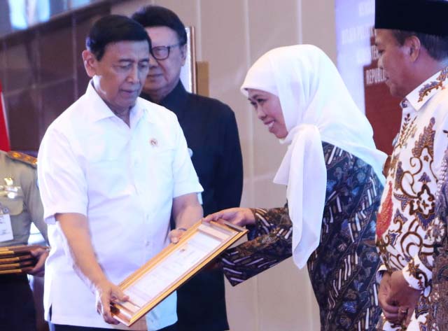 Khofifah, Timdu Jatim raih penghargaan tingkat nasional penanganan konflik sosial pasca Pemilu 2019. | Foto: Ist