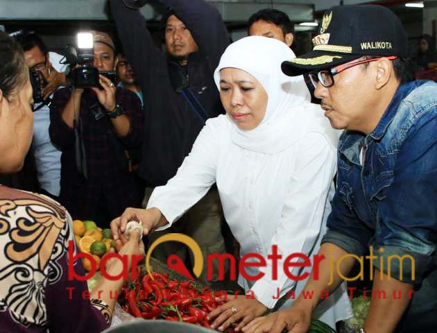 Khofifah didampingi Wali Kota Malang, Sutiaji sidak di Pasar Dinoyo. | Foto: Barometerjatim.com/marjan