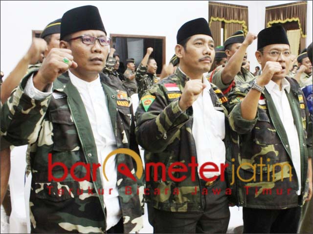 Khoirul Huda (Kiri), banyak irisan, termasuk Parpol, yang bermain di Ansor. | Foto: Barometerjatim.com/roy hs