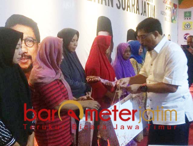 Machfud Arifin, santunan untuk keluarga petugas Pemilu yang meninggal. | Foto: Barometerjatim.com/natha lintang
