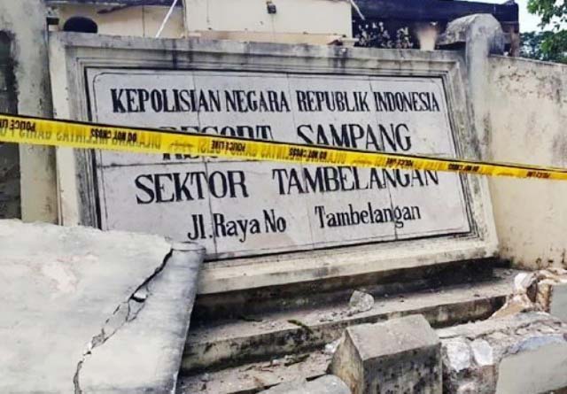 Mapolsek Tambelangan, Sampang usai dibakar massa gara-gara informasi hoaks. | Foto: Ist