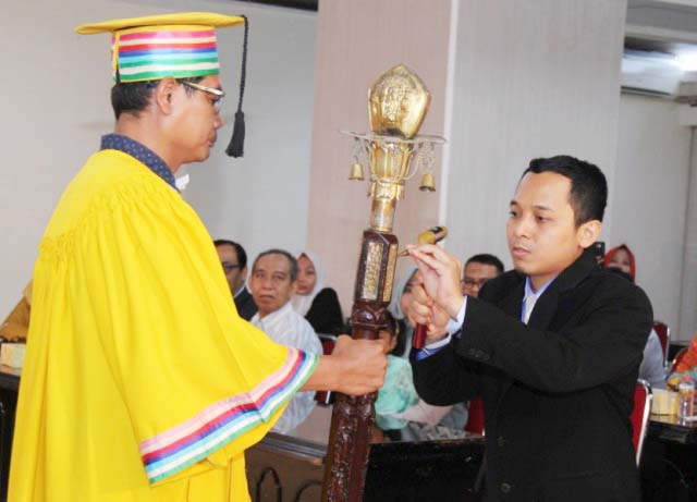 Mohammad Mukhrojin (kanan), pengasuh pesantren yang meraih gelar doktor. | Foto: Ist