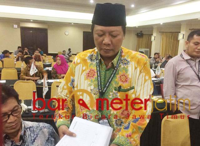 Nizar Zahro, tunjukkan bukti suara Gerindra di Madura dicuri. | Foto: Barometerjatim.com/nantha lintang