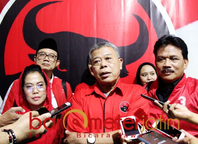 Kusnadi (tengah), terima kasih masyarakat Jatim, kader dan pengurus PDIP. | Foto: Barometerjatim.com/roy hs