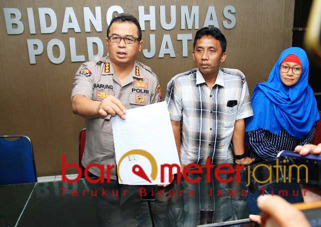 Pasutri Roni-Feny mendatangi Polda Jatim. Kini status keduanya tersangka. | Foto: Barometerjatim.com/natha lintang