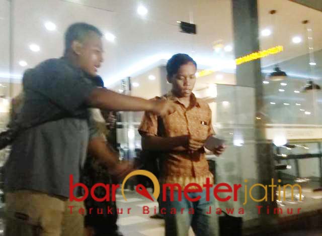 Korban pemukulan pilot Lion Air usai melapor ke Polrestabes Surabaya. | Foto: Barometerjatim.com/natha lintang