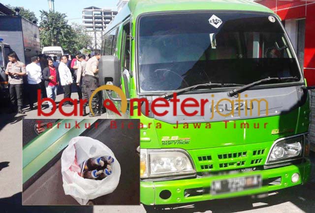 Minibus peserta people power diamankan. Inset: Diduga bom molotov. | Foto: Barometerjatim.com/natha lintang