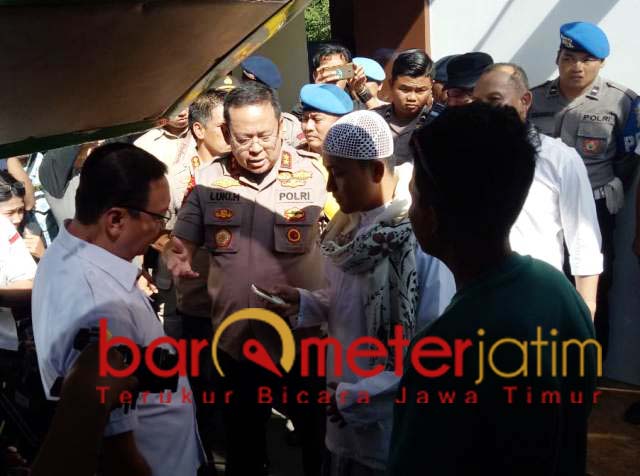 Luki Hermawan pimpin sweeping peserta people power yang akan ke Jakarta. | Foto: Barometerjatim.com/natha lintang