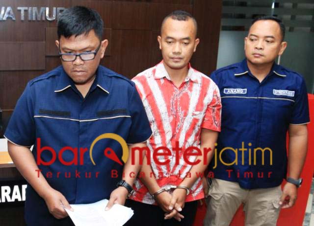 Hairil Anwar (tengah) ditangkap Polda Jatim karena ancam bunuh Jokowi. | Foto: Barometerjatim.com/natha lintang