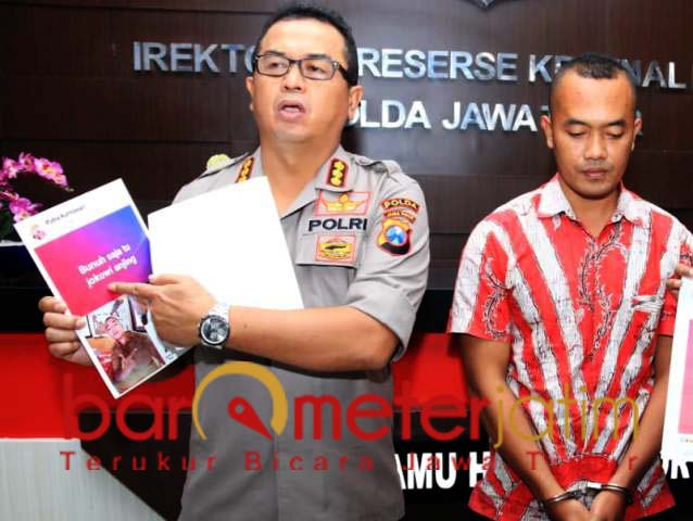 Frans Barung tunjukkan postingan Hairil yang mengancam bunuh Jokowi. | Foto: Barometerjatim.com/natha lintang